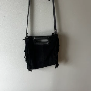 MAJE väska!! - Säljer ny min populära MAJE väska! Superbra skick, samt orignalkvitto och dustbag kommer med💜🥰köparen står för frakt!