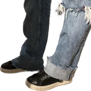 Salvatore Ferragamo Tarifa Suede Sneakers - Ett par svarta mocka- och skinnsneakers från Salvatore Ferragamo. Använda och saknar sulor, därav priset. Be gärna om fler bilder om ni vill! Snörena är bytta från vita till svarta. 🙏🏻 Kan diskutera priset & handtvättar dem innan! 😊