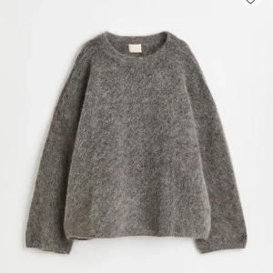 Stickad tröja - Stickad tröja i mohair, använd 1 gång. Buda, köp direkt 800. Bara för att budgivningen är över så betyder det inte att köpet är ditt, vill se vad jag kan få för den