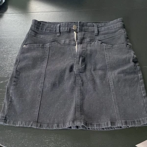 Kjol - En svart kjol som är köpt på SHEIN men råkade beställa en storlek mindre än vad jag hade. TRYCK INTE PÅ KÖP NU!! 