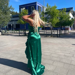 Säljer denna fina klänning då min bal varit.  - Använd en gång, fin och skiner i solen. 💚