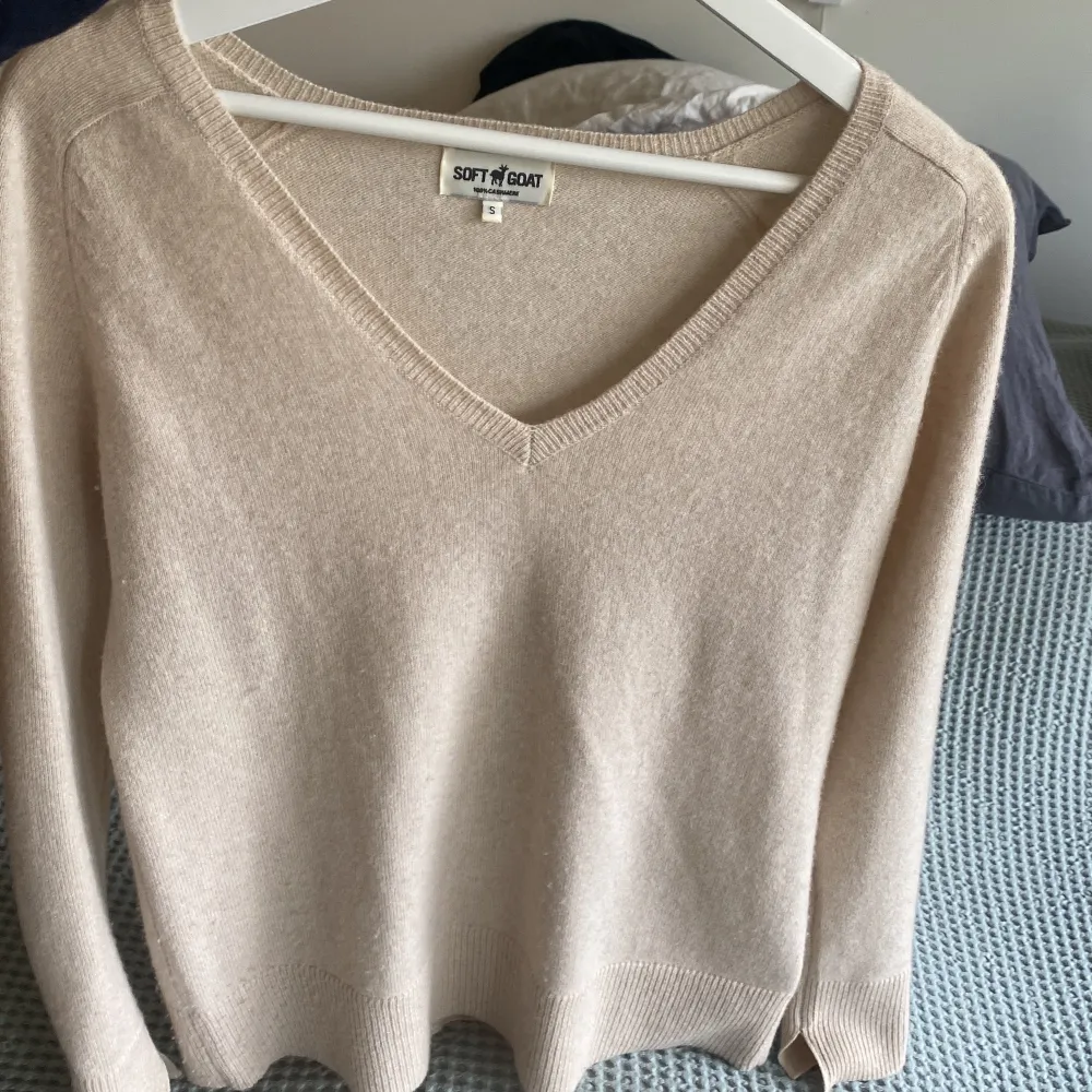 Väldigt fin beige kashmirtröja från soft goat! Väldigt sparsamt använd, storlek S. Neuleet.