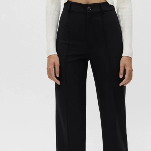 Kostymbyxor - Säljer mina kystombyxor ifrån pull and bear. Storlek M och passar mig som har 36/38 i byxor. Har sprät upp dem så de blivit längre. Köparen står för frakten 