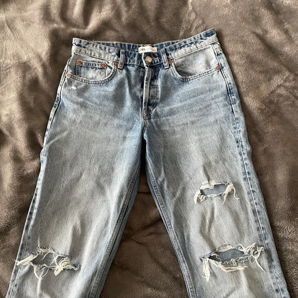 Ett par assnygga jeans från Zara! 💕De är i jättefint skick  Köpte de för 400 kr men säljer för 200 kr 🫶🏻. Jeans & Byxor.