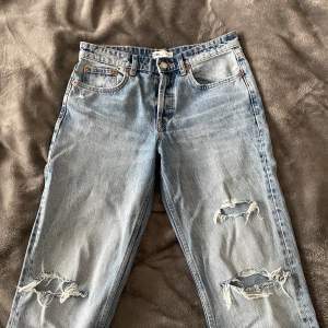 Ett par assnygga jeans från Zara! 💕De är i jättefint skick  Köpte de för 400 kr men säljer för 200 kr 🫶🏻