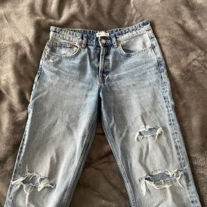 Zara jeans 38 - Ett par assnygga jeans från Zara! 💕De är i jättefint skick  Köpte de för 400 kr men säljer för 200 kr 🫶🏻