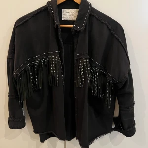 Overshirt Zara nitar - Perfekt för alla tillfällen!! Overshirt från zara med nitar, storlek xs. 
