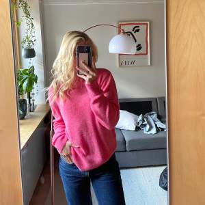 Superfin rosa stickad tröja från Mango🫶Den är i stl L och sitter lite oversized på mig som vanligtvis har xs. Superfint skick, wool blend⭐️💫