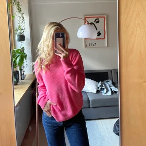 Rosa stickad tröja - Superfin rosa stickad tröja från Mango🫶Den är i stl L och sitter lite oversized på mig som vanligtvis har xs. Superfint skick, wool blend⭐️💫
