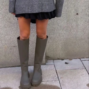 Zara Boots 39 - Säljer mina mörkgröna boots från zara som inte går att köpa längre då dem inte kommer till någon användning. Storlek 40 men passar mig som har 39 också 🤍använda 3 ggr, som nya.   📦 frakt kostar 66kr och är spårbar