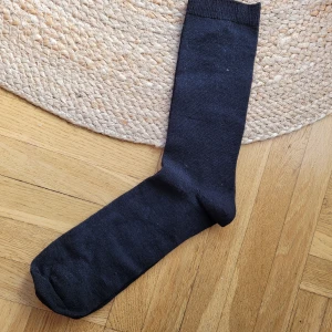 Svarta strumpor Merinoull - 2 par svarta strumpor Merinoull srl 43/46. Supersköna i höst!