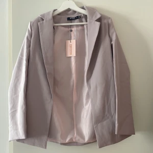 Ljuslila blazer - Oanvänd lila blazer i storlek 32.