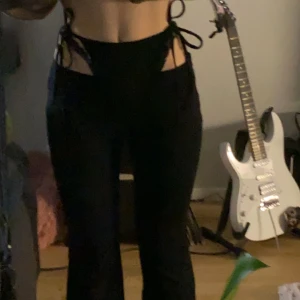 Cut out highwaist byxor - Dem ger lite maddy från euphoria vibes. Skit fina men från SHEIN. Säljer för att jag redan har ett liknande par