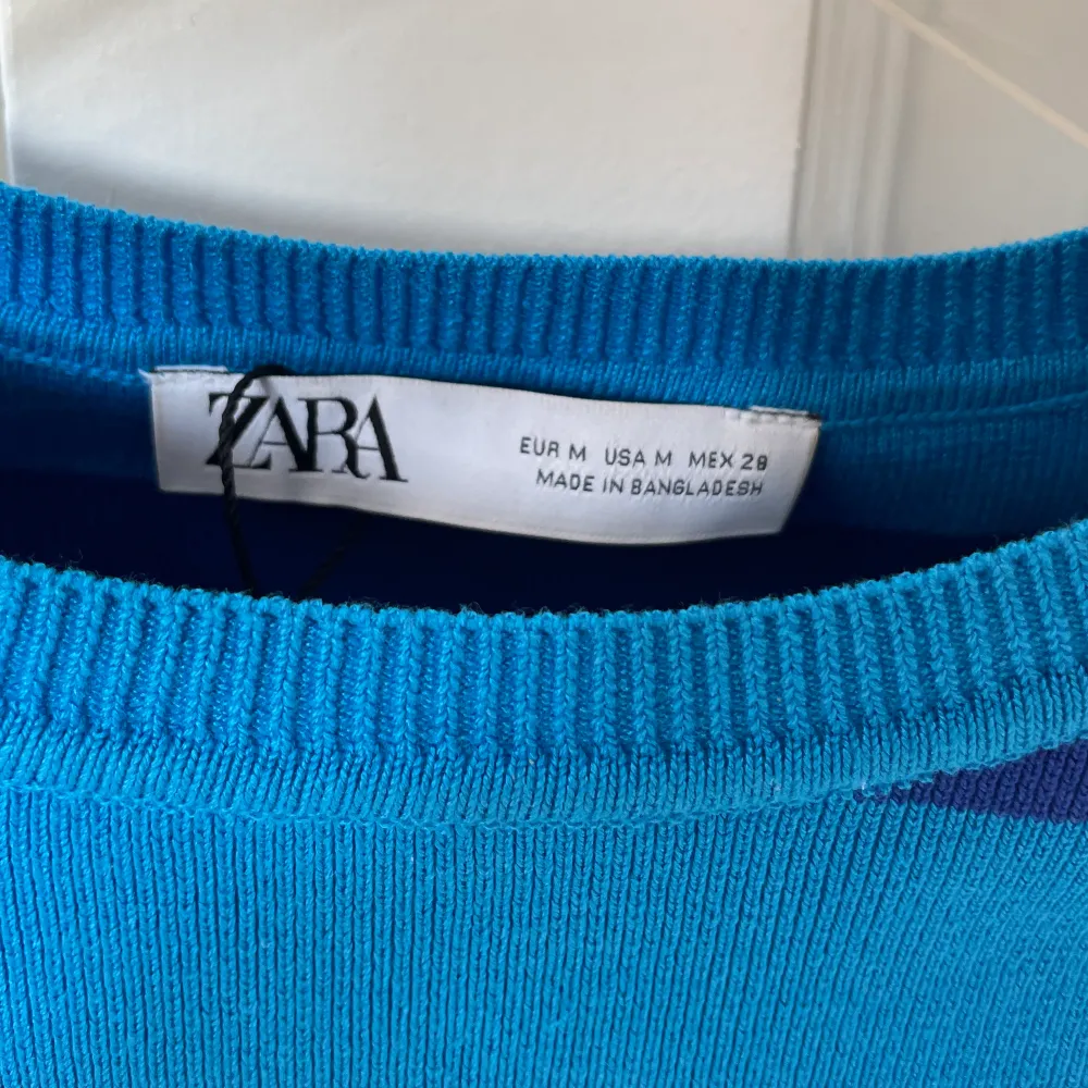 Säljer denna assnygga tröja från zara som knappt är använda 🦋🦋. Toppar.