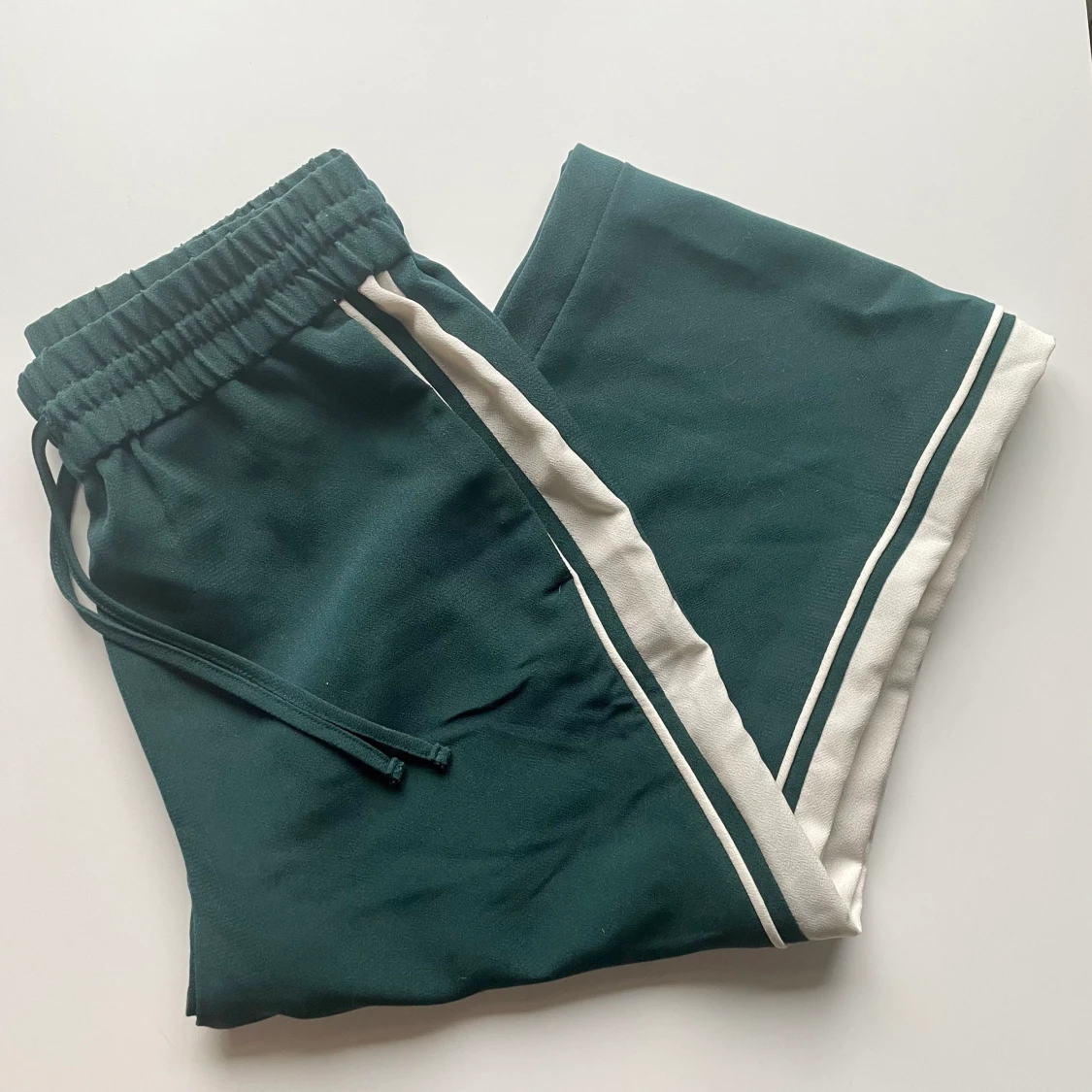 Mörkgröna byxor från Monki - 90