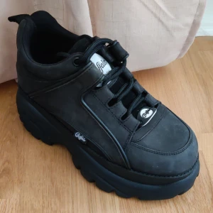Buffalo sneakers - Svarta Buffalo sneakers i storlek 39. Använt 1 gång utomhus och har sedan legat i garderoben. Nypris 1900kr
