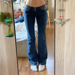Lågmidjade bootcut jeans - Jättefina lågmidjade bootcut jeans som tyvärr är för stora för mig. Jeansen är i storlek 30 i midjan. Visas på bilden på mig som är 178cm. Klicka inte på köp nu utan kontakta mig först!! Midjemått: 80cm Innerbenslängd: 85cm ❤️❤️