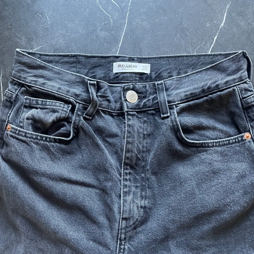 (TRYCK INTE PÅ KÖP NU)  Knappt använda jeans från pull and bear, säljer då de var för stora för mig. De är klippta så de passar nån som är ca 165❤️. Jeans & Byxor.