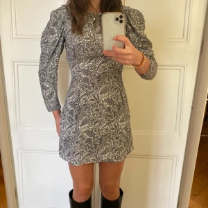 Klänning från & other stories  - Så fin klänning från and other stories. Klänningen är i storlek 38 och i bra skick.  Jag kan posta dagen efter och köparen står för frakt.📦💗 