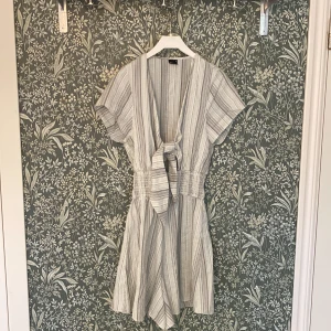 Playsuit  - En playsuit från Gina Tricot. Ej använd, inga defekter.  Fraktkostnad tillkommer 