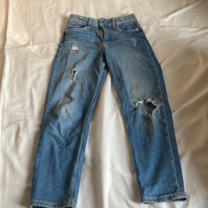 Blåa jeans strl 134/140 - Säljer mina blåa jeans för att dem var för små för mig. Använd rätt så många gånger men fortfarande jättefint skick. Strl 134/140
