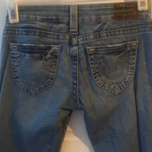RELIGION Jeans,Lågmidjade bootcut, innerbensmått 80, midjemått 39, kan mötas upp i Stockholm eller skickas då köparen betalar frakten.