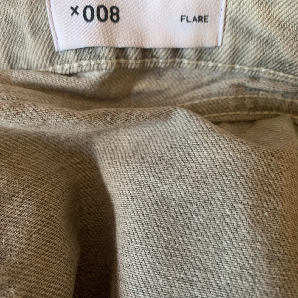 Säljer dessa ur snygga jeans, de är blandning av straight och bootcut jeans. Nypris: 500kr. Jeans & Byxor.