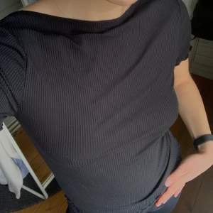 Svart topp - Svart ribbad T-shirt med volanger från Gina🤍 På de första två bilderna när jag den bak och fram☺️