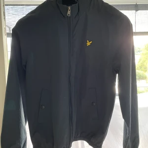Lyle & Scott jacka - En perfekt vindjacka till hösten i väldigt bra skick använd enbart ett fåtal gånger