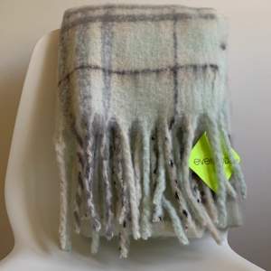 Stor fluffig halsduk, perfekt för vintern! Helt ny och oanvänd.