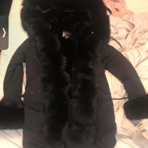Fatima parka  - Säljer denna jacka då den endast används ett fåtal gånger då den inte är min stil och kommer inte till användning, ser ut som ny då den inte kommit  till användning som sagt. Köpt i butik för 4000 kronor säljs för 1.200 