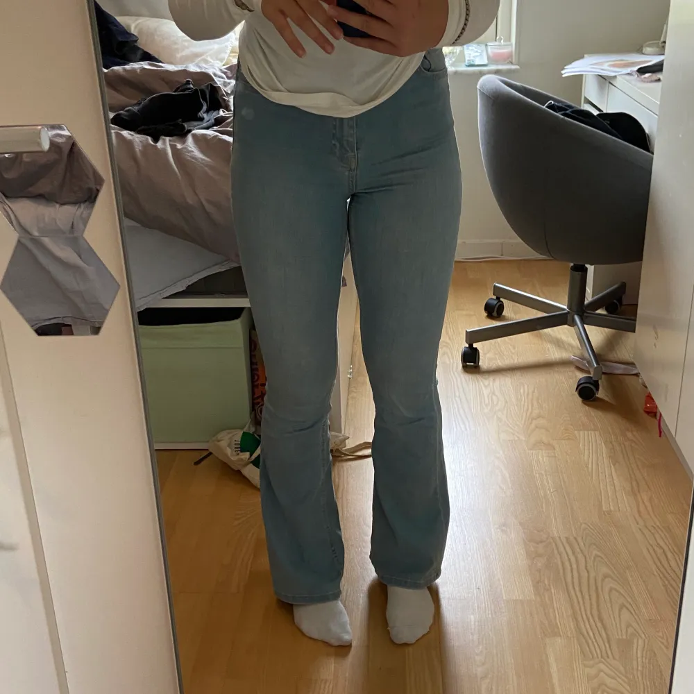 Jag säljer ett par blåa jeans som jag aldrig använder. Är i nyskick . Jeans & Byxor.