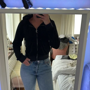 Juicy Couture kofta  - Juicy kofta köp på nelly för 2 år sedan. Säljer pga för stor. Ena metallgrejen på snöret har åkt av och J är lite rostigt, inget som syns. Pris kan diskuteras