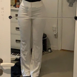 Vita (creme) kostymbyxor - Säljer då de inte används. Går tyvärr inte att förhandla priset☺️Sitter otroligt bra i midjan!