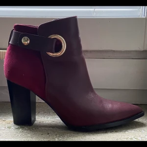 & Other Stories skinn/mocka pumps strl.37 - Pumps från & Other Stories i burgundy. Skinn och mocka. Strl.37.  Mycket fint skick och väldigt bekväma!  (Ord. Pris 1490:-)