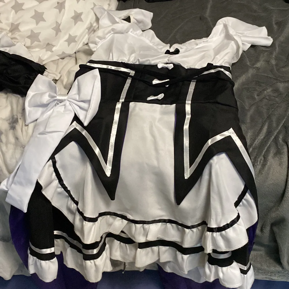 säljer en rem cosplay. strl L men sitter som en M. Använd ca 5 gånger. allt medföljer (inga strumpor). köptes för 500kr på aliexpress säljer för 350kr (köparen står för frakten). är i helt okej skick dragkedjan kan vara trög. . Klänningar.