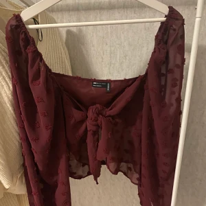 Blus från Asos  - Helt ny, aldrig använd beställdes i fel storlek. En fin topp som går att knyta i mesh armar med mönster.