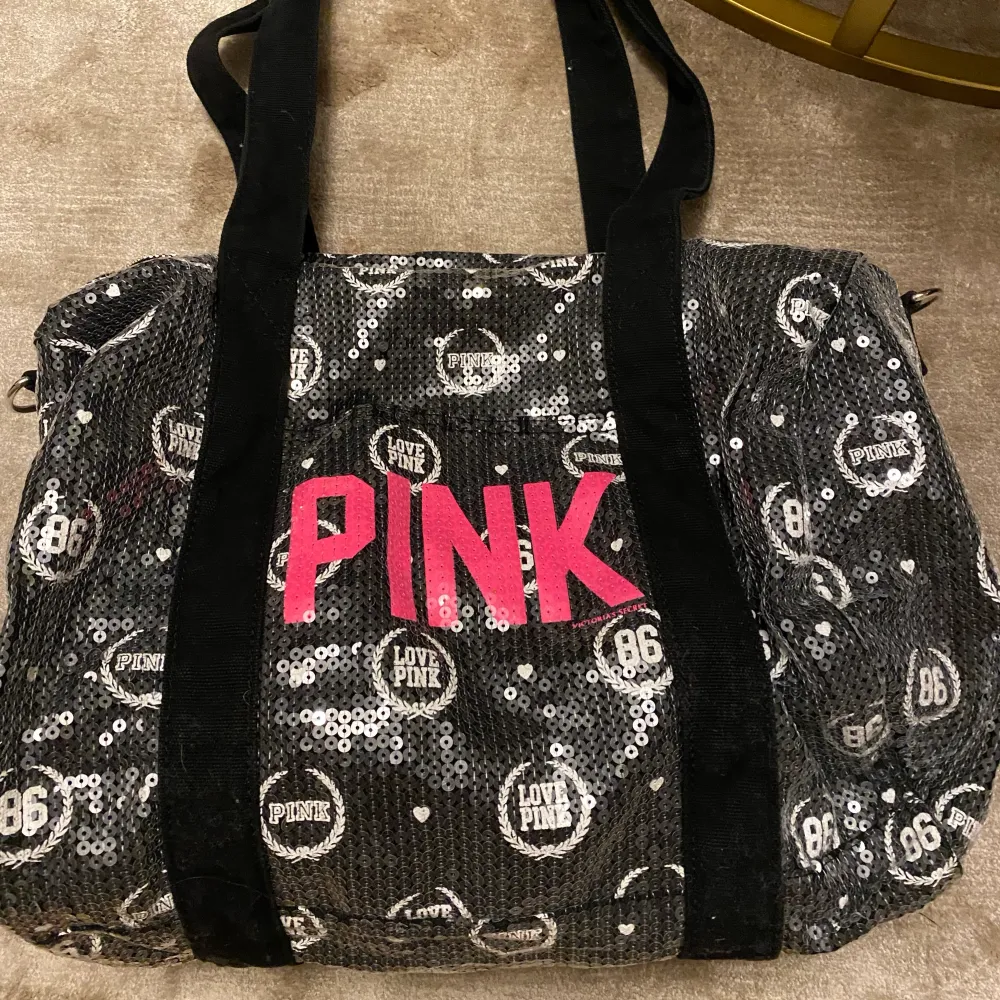 Duffel-väska från PINK Victoria’s Secret köpt i USA. Nyskick (använd 1 gång) 🤍. Väskor.
