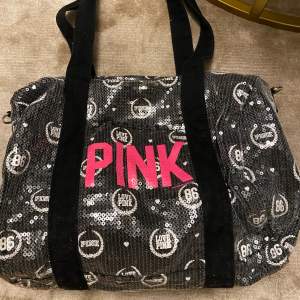 Duffel-väska från PINK Victoria’s Secret köpt i USA. Nyskick (använd 1 gång) 🤍