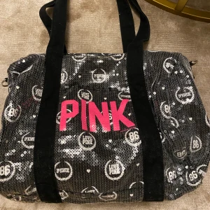Väska  - Duffel-väska från PINK Victoria’s Secret köpt i USA. Nyskick (använd 1 gång) 🤍