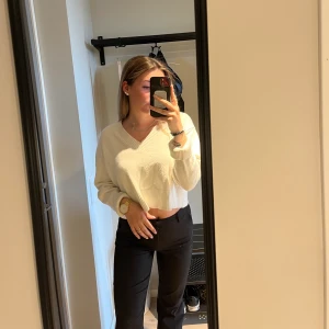 Vit Stickad sweatshirt  - Strl S 🤍 inget stickig | Köparen står för frakten | Paketpris vid köp av flera plagg | Allt säljs i befintligt skick !