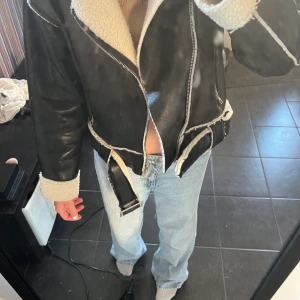 Aviator Dream jacket - Säljer nu min skinnjacka med Teddy fodrad insida då jag ej använder den, den är super fin på och mer bilder på jackan kan skickas , denna är helt slutsåld på Nellys hemsida, original pris på sidan 900kr