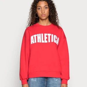 Röd sweatshirt - En röd tröja med tryck från Gina Tricot, mysig och i bra skick ;) 