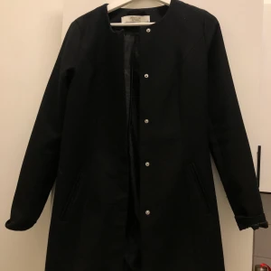 Kappa - Fin svart kappa i stl xs