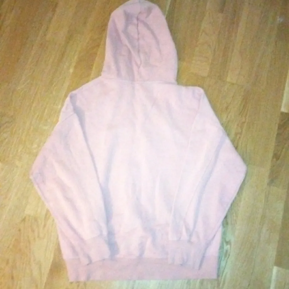 Nu så säljer jag denna rosa bekväma hoodien för 100 kr. Den ha jätte lite färg där nere men det syns ej, tvättas innan jag skickar. Frakten är 142 kr och jag säljer den för 100 kr så då blir totalt 242 köpte den för ca 400-450kr, använd 2-3 gånger att Xl . Hoodies.