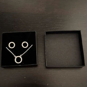Smyck sätt - En jätte fin örhäng sett som är i silver. Aldrig använd. Köpt för 150