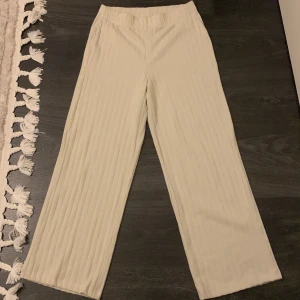 Vita ribbade byxor  - Vita ribbade byxor storlek 36. Använda 2 gånger 