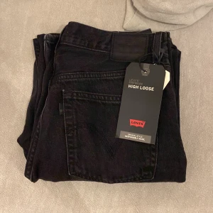 Baggy Levis jeans - Svarta skitsnygga levis jeans. Använda fåtal gånger och säljs då de är för korta vilket jag ej gillar. Dessa i Storlek 29/31 äger ett par likadana i 29/33 och de sitter perfekt i längd! Är 170cm lång och brukar ha 38/40 (M/L i midjan p byxor Nypris 1400kr