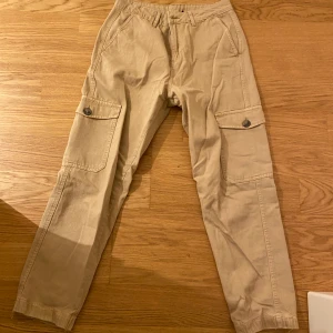 Cargopants - Ett par mörkare beigea cargopants🌛