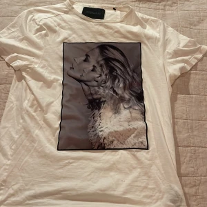 Limitato T-shirt riocam  -  Såldes för 4 årsen säljer för använder inte längre, den har tre små hål på fram sidan men man märker knappt av dem. Fråga gärna om du undrar något😊